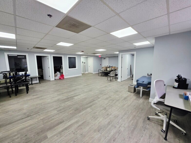 200 N Gary Ave, Carol Stream, IL à vendre - Photo de l’immeuble – Image 3 sur 13