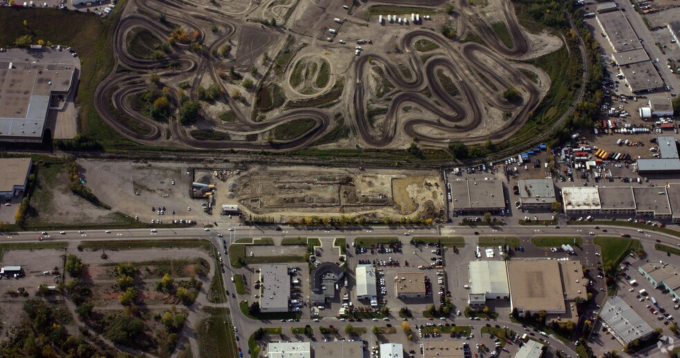 5035-5075 11 St SE, Calgary, AB à vendre - Aérien – Image 2 sur 5