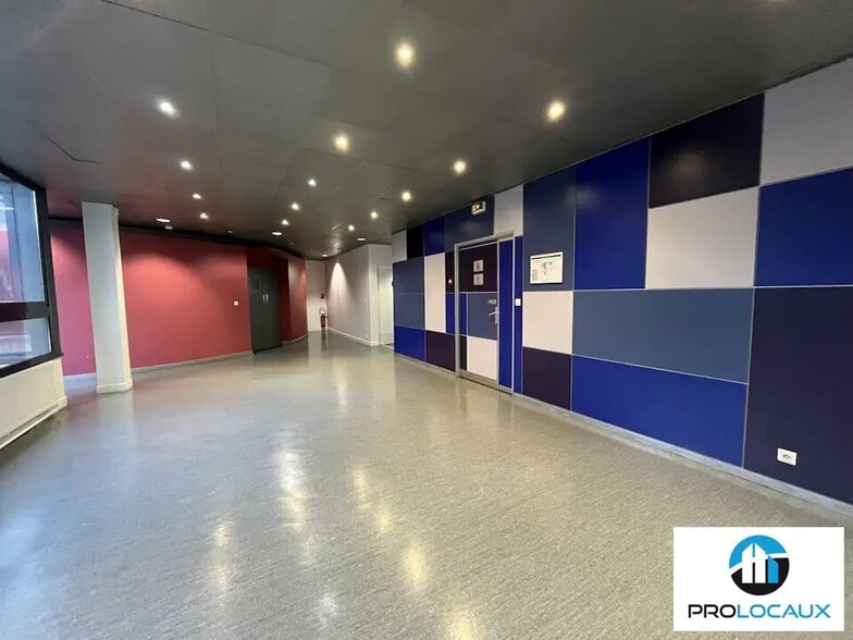 Bureau dans Sarcelles à louer - Photo de l’immeuble – Image 1 sur 11