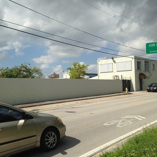 7330 NE 4th Ct, Miami, FL à louer - Photo de l’immeuble – Image 3 sur 19