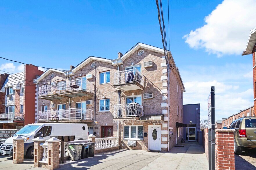 6923 62nd Dr, Middle Village, NY à vendre - Photo de l’immeuble – Image 2 sur 64