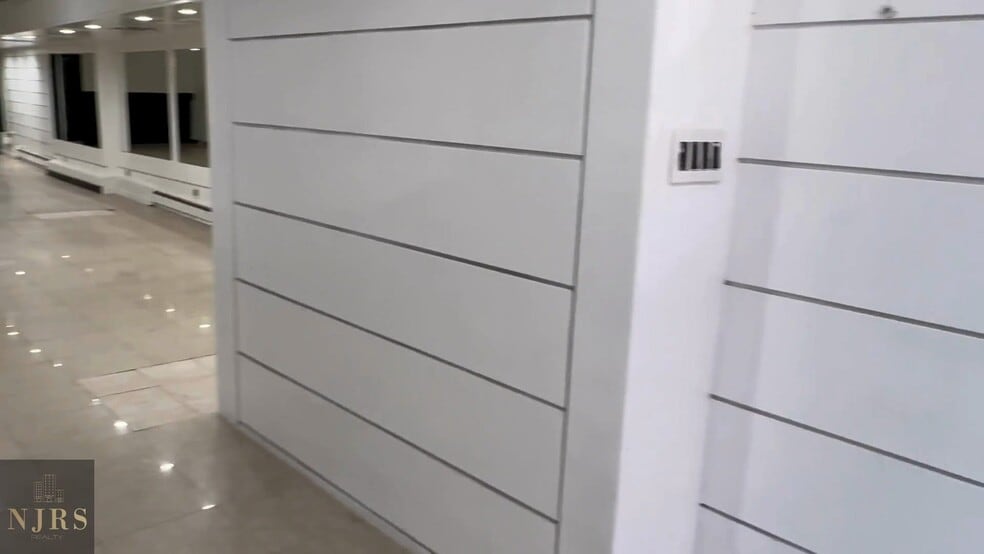 448 E 79th St, New York, NY à louer - Vidéo sur l’annonce professionnelle – Image 2 sur 14