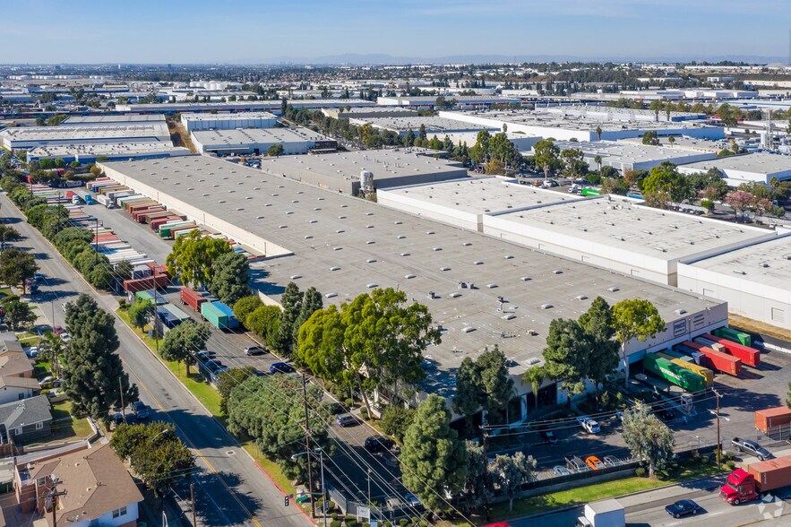 2751 E Dominguez St, Long Beach, CA à louer - Photo de l’immeuble – Image 2 sur 4