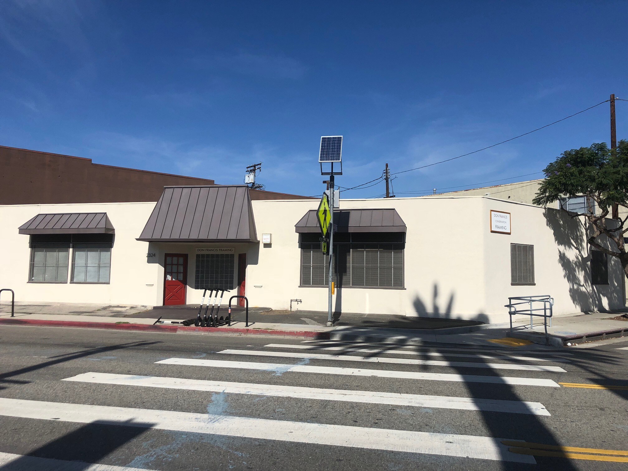 2324 Abbot Kinney Blvd, Venice, CA à louer Photo principale– Image 1 sur 3