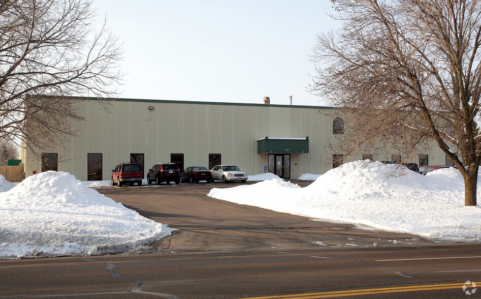 901 E Cliff Rd E, Burnsville, MN à vendre - Photo de l’immeuble – Image 1 sur 37