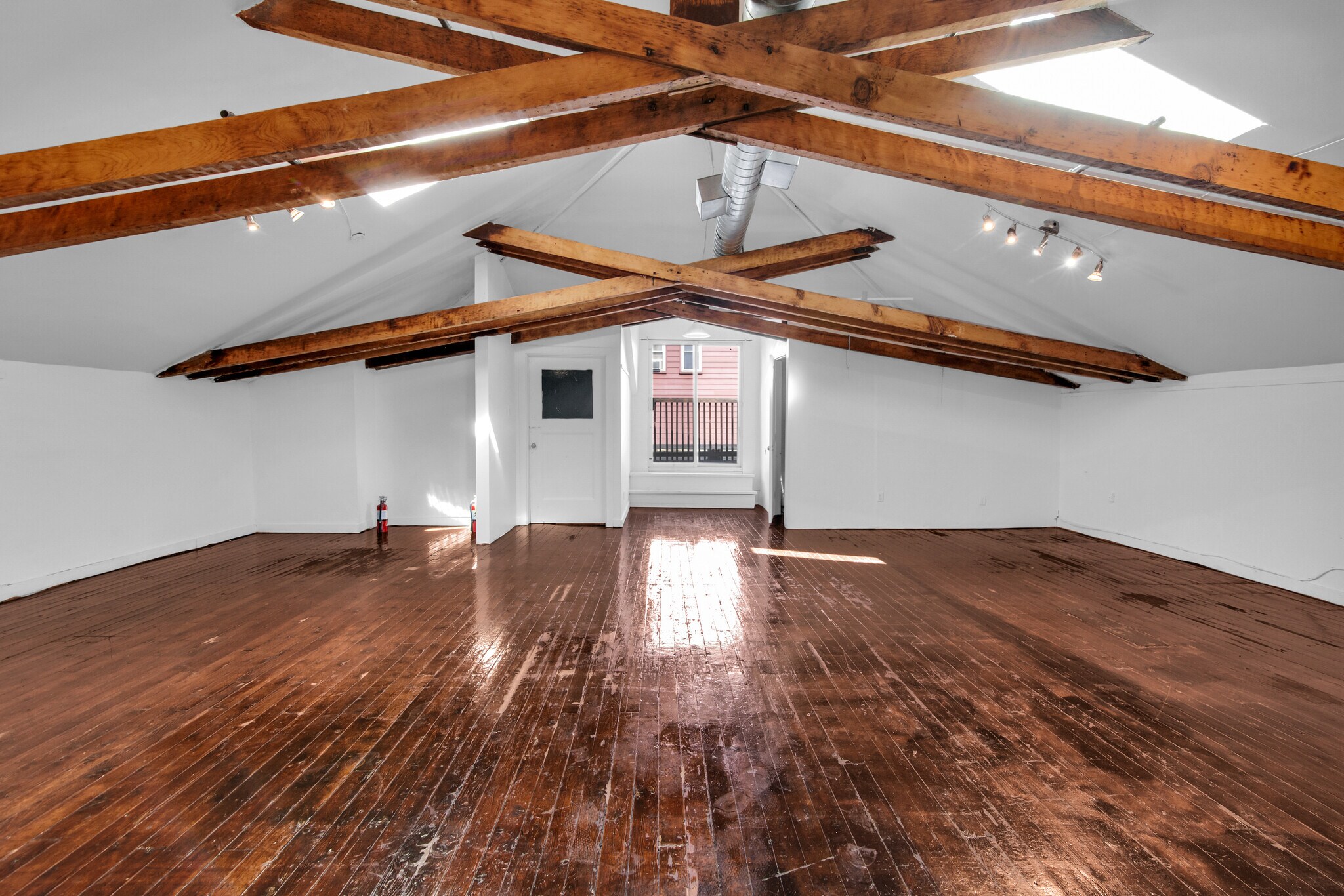 1402 Queen St E, Toronto, ON à louer Photo intérieure– Image 1 sur 5