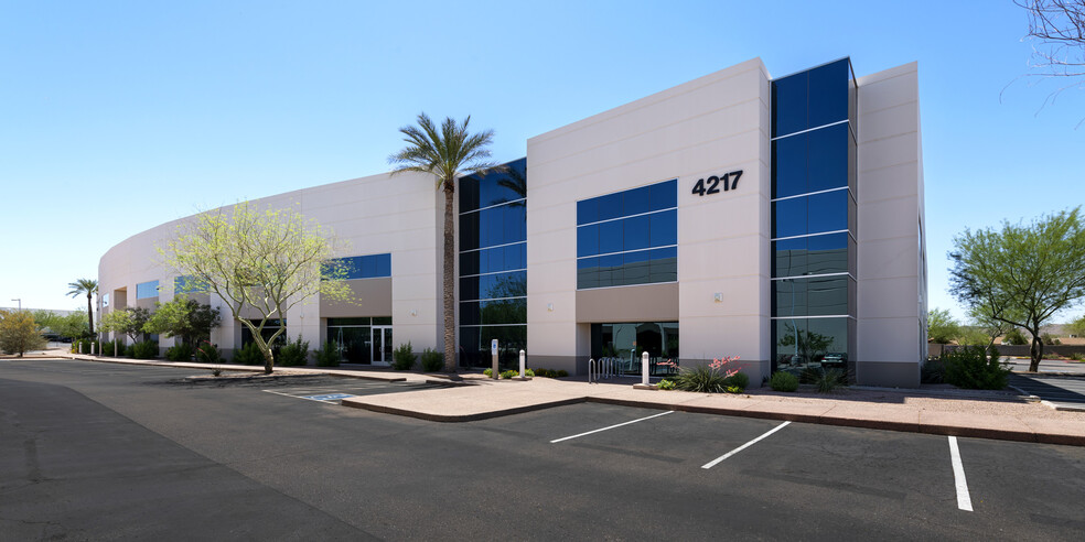4217 E Cotton Center Blvd, Phoenix, AZ à louer - Photo de l’immeuble – Image 1 sur 1