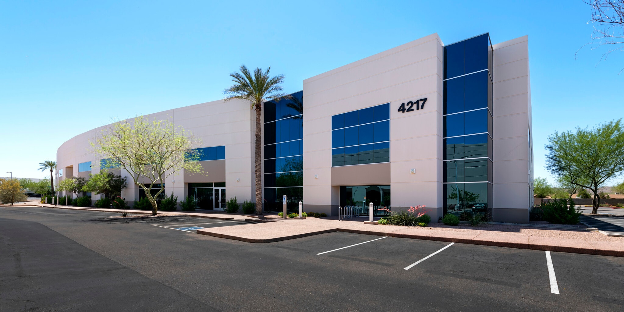 4217 E Cotton Center Blvd, Phoenix, AZ à vendre Photo principale– Image 1 sur 5