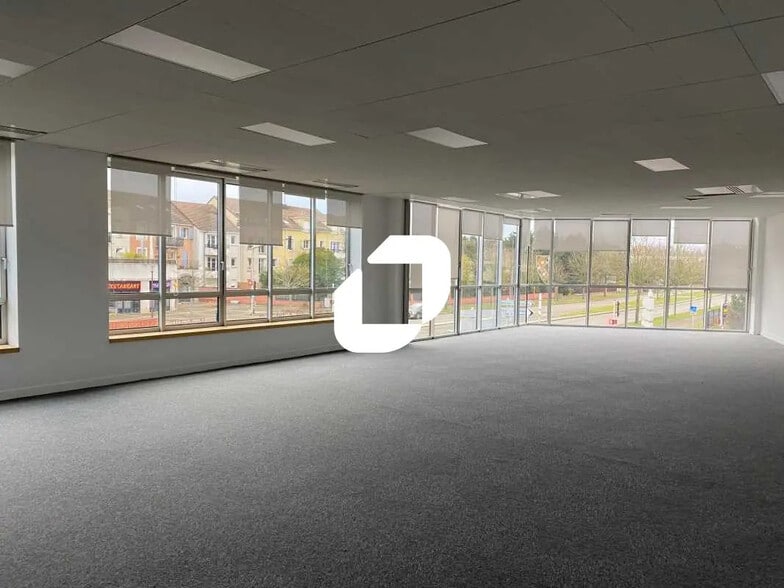 2 Rue René Caudron, Voisins-le-Bretonneux à louer - Photo de l’immeuble – Image 3 sur 7