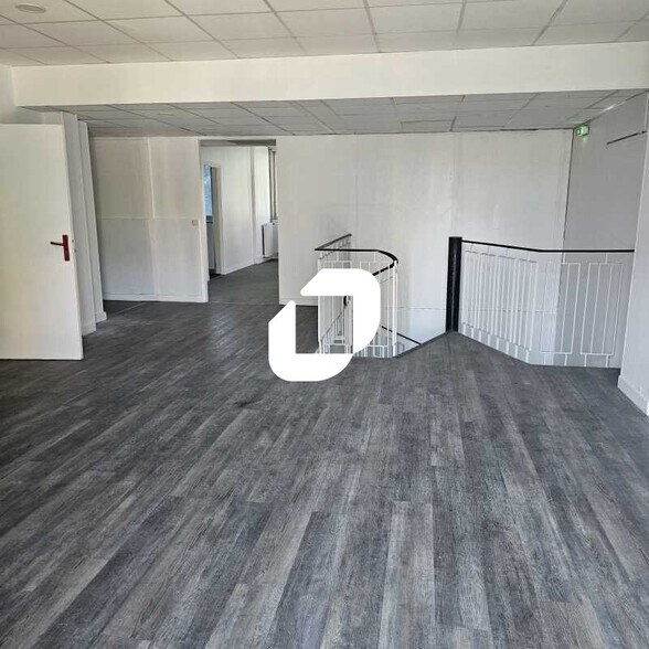 Bureau dans Saint-Denis à vendre - Photo de l’immeuble – Image 3 sur 22