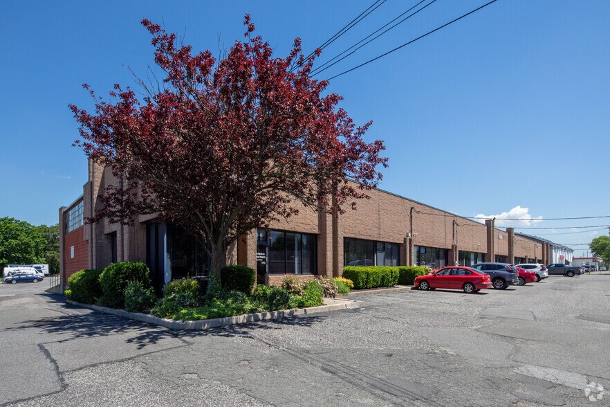 855 Conklin St, Farmingdale, NY à louer - Photo de l’immeuble – Image 2 sur 5
