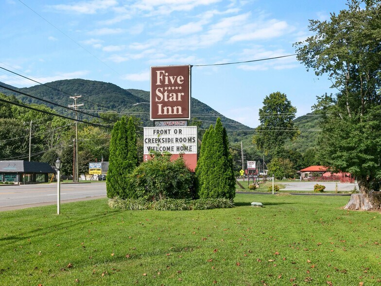 2474 Soco Rd, Maggie Valley, NC à vendre - Photo de l’immeuble – Image 2 sur 59