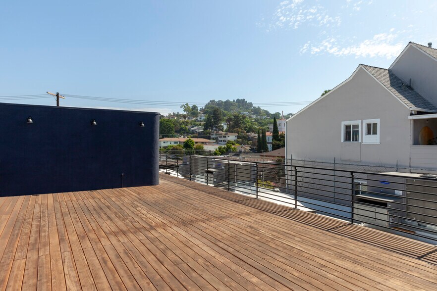 3828 W Sunset Blvd, Los Angeles, CA à louer - Photo de l’immeuble – Image 3 sur 9