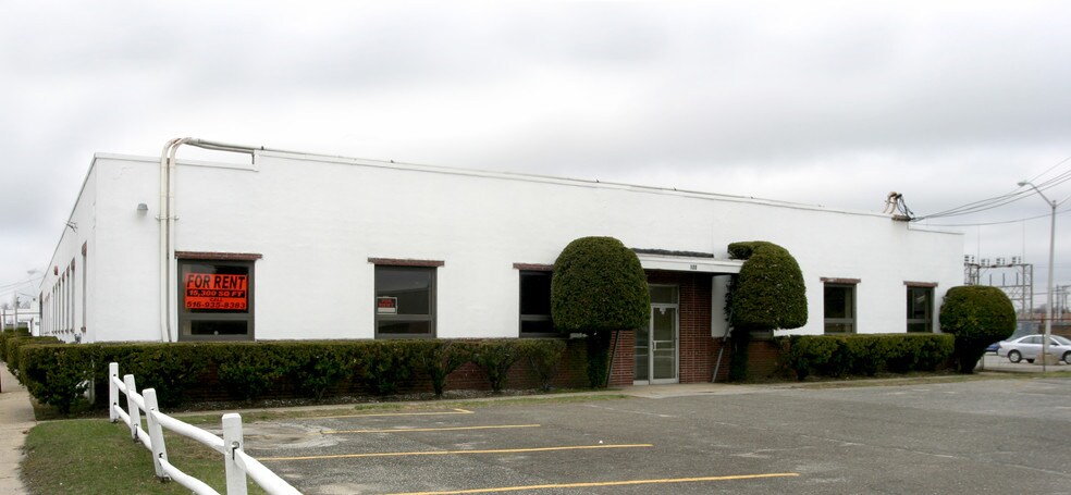 100 New South Rd, Hicksville, NY à louer - Photo de l’immeuble – Image 3 sur 5