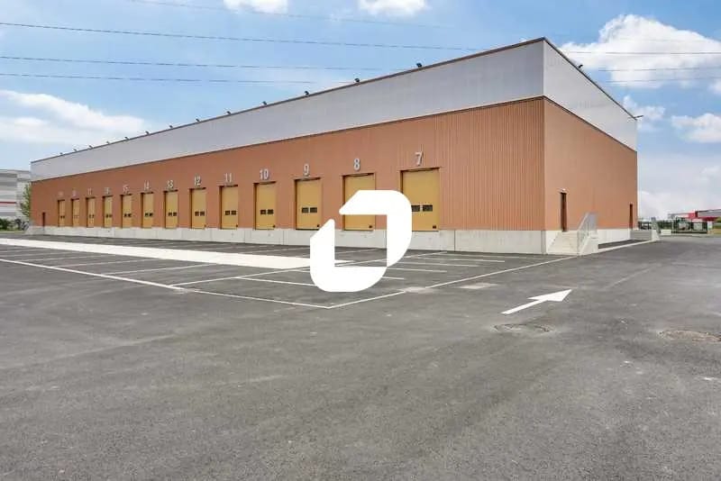 Local commercial dans Le Coudray-Montceaux à louer - Photo de l’immeuble – Image 3 sur 19