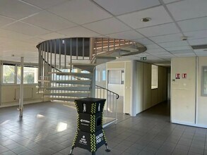 Industriel/Logistique dans Saint-Thibault-des-Vignes à louer Photo intérieure– Image 2 sur 5