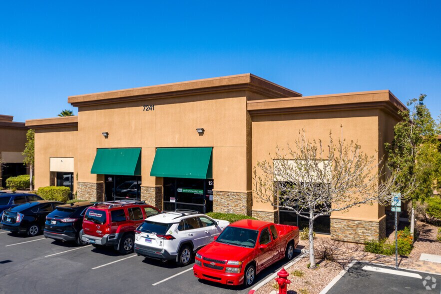 7229 W Sahara Ave, Las Vegas, NV à louer - Photo de l’immeuble – Image 2 sur 14