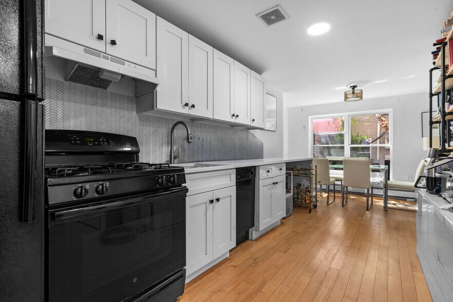 251 Powers St, Brooklyn, NY à vendre - Photo de l’immeuble – Image 3 sur 9