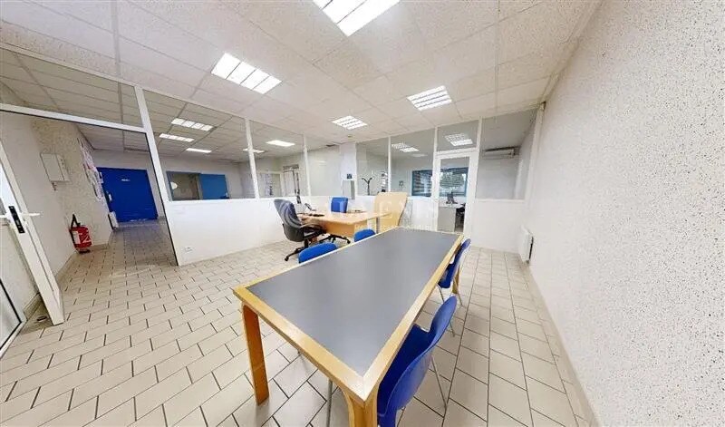Local d'activités dans Nazelles-Négron à vendre - Photo de l’immeuble – Image 3 sur 7
