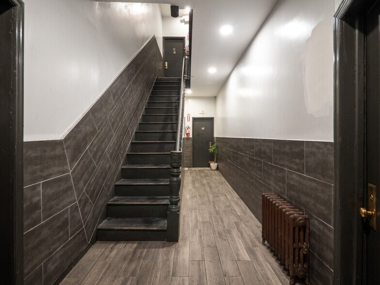 103 Grattan St, Brooklyn, NY à vendre - Hall d’entrée – Image 2 sur 11