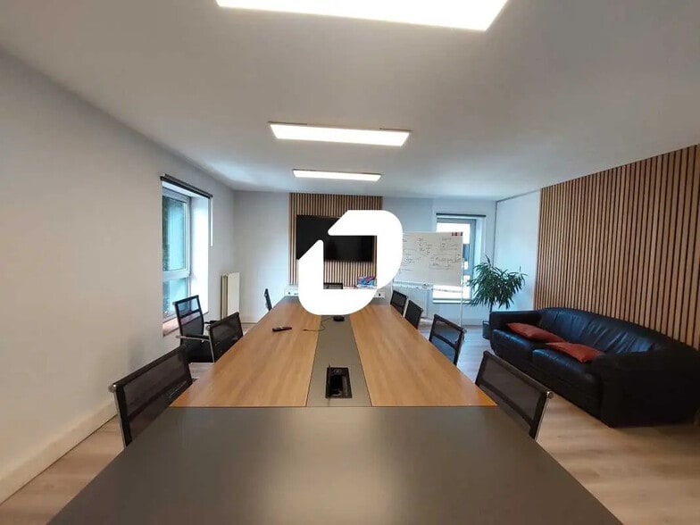 Bureau dans Voisins-le-Bretonneux à louer - Photo de l’immeuble – Image 2 sur 12