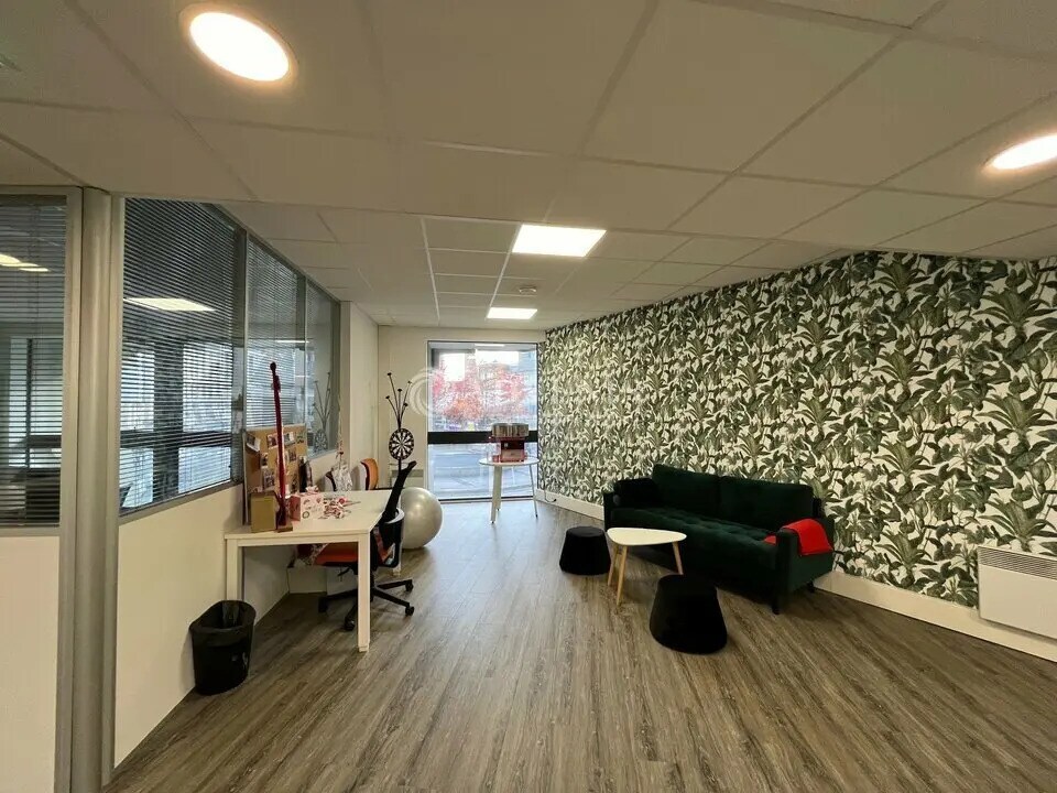 Bureau dans Montigny-le-Bretonneux à louer Photo intérieure– Image 1 sur 2