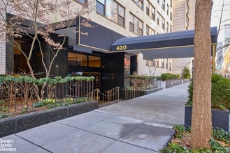 420 E 51st St, New York, NY à louer Photo de l’immeuble– Image 2 sur 9