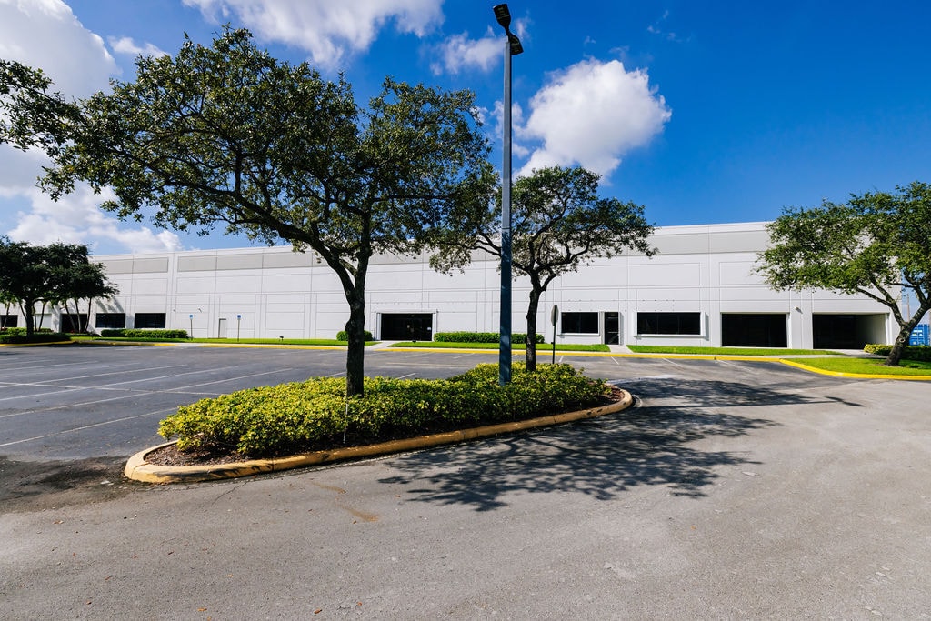 7800-7890 NW 80th St, Miami, FL à louer Photo intérieure– Image 1 sur 22