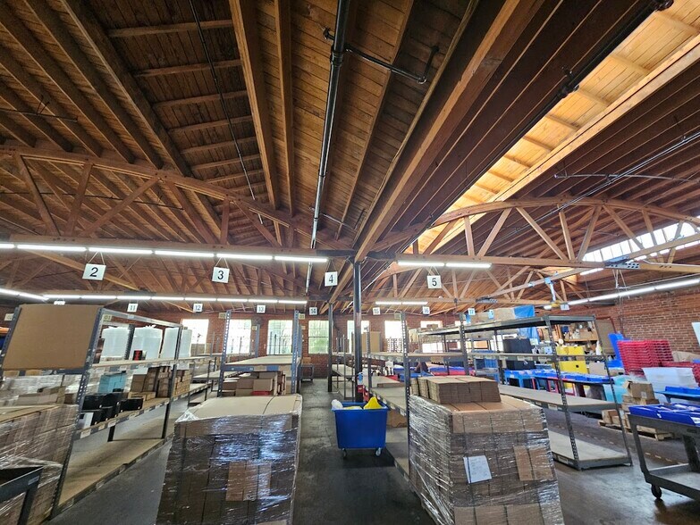 2417 E 24th St, Los Angeles, CA à louer - Photo de l’immeuble – Image 3 sur 17