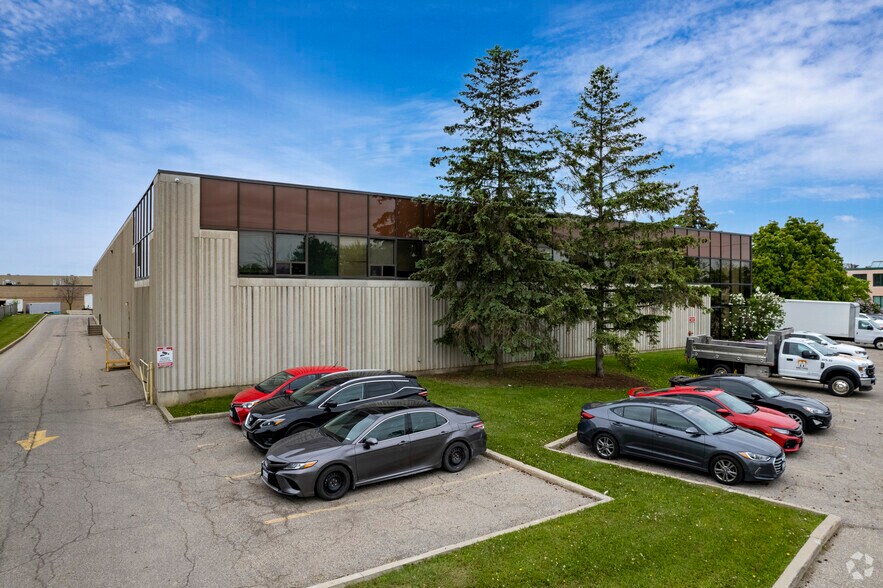 8 Edvac Dr, Brampton, ON à louer - Photo de l’immeuble – Image 2 sur 3