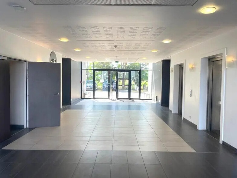 Bureau dans SAINT-OUEN-L'AUMONE à louer - Hall d’entrée – Image 2 sur 5