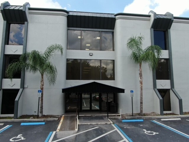 3105 W Waters Ave, Tampa, FL à louer Photo principale– Image 1 sur 20