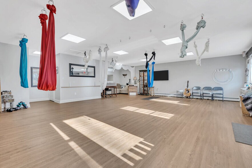 411 State Route 34 N, Colts Neck, NJ à louer - Photo intérieure – Image 3 sur 21