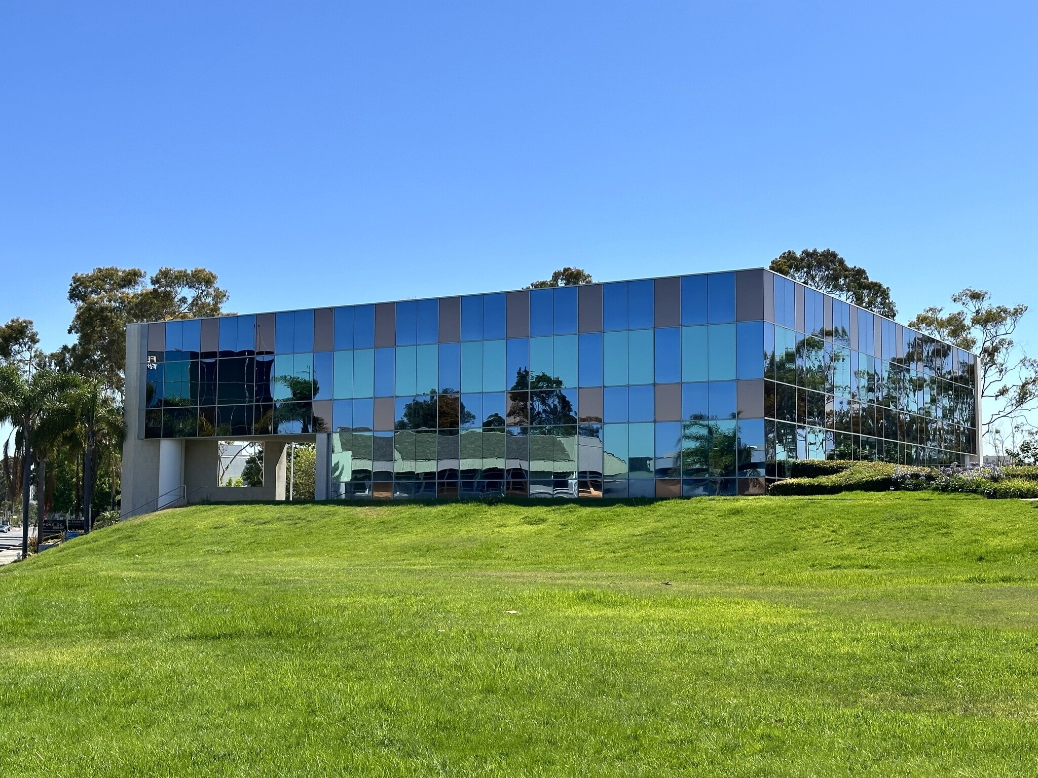 3620 Birch St, Newport Beach, CA à vendre Photo de l’immeuble– Image 1 sur 11