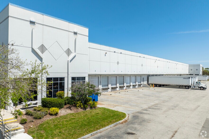 4720 Oak Fair Blvd, Tampa, FL à louer - Photo de l’immeuble – Image 1 sur 6