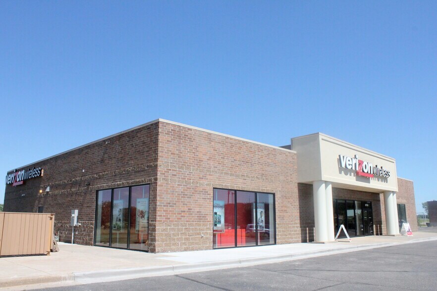 3755 Oakwood Mall Dr, Eau Claire, WI à louer - Photo de l’immeuble – Image 2 sur 4