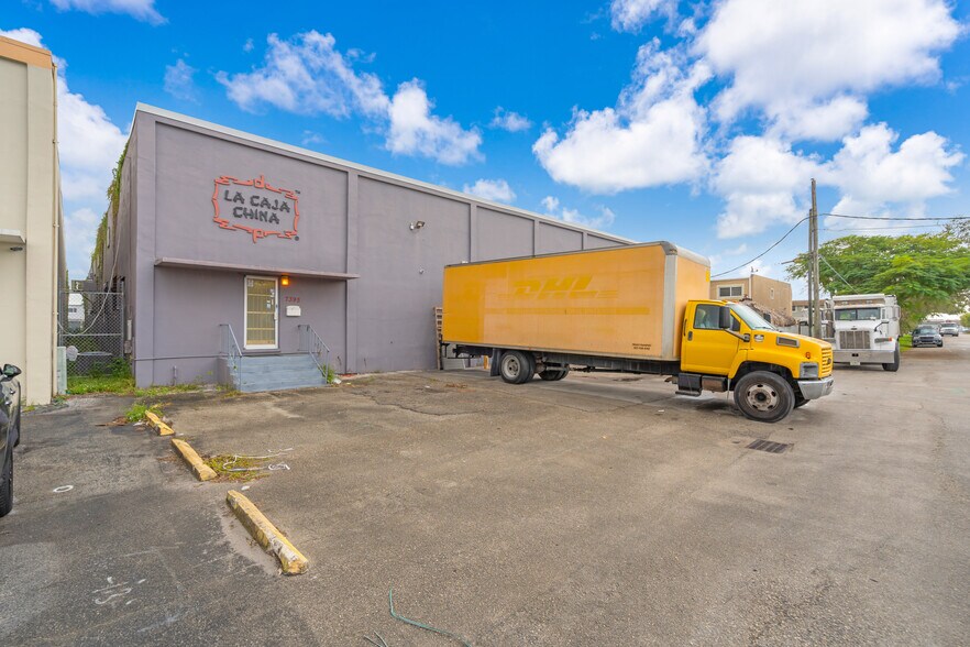 7395 W 18th Ln, Hialeah, FL à vendre - Photo de l’immeuble – Image 2 sur 26