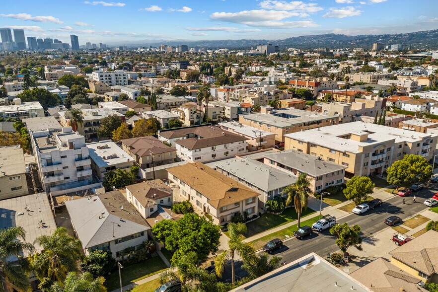 1043 S Holt Ave, Los Angeles, CA à vendre - Photo de l’immeuble – Image 3 sur 20