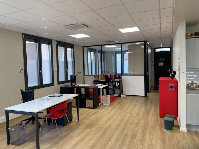 Bureau dans Villeurbanne à louer Photo de l’immeuble– Image 1 sur 4