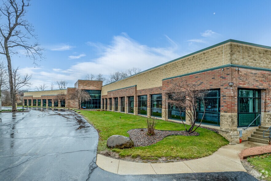 5445 S Westridge Dr, New Berlin, WI à vendre - Photo de l’immeuble – Image 3 sur 5