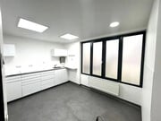 Cuisine moderne et lumineuse avec de nombreux rangements.