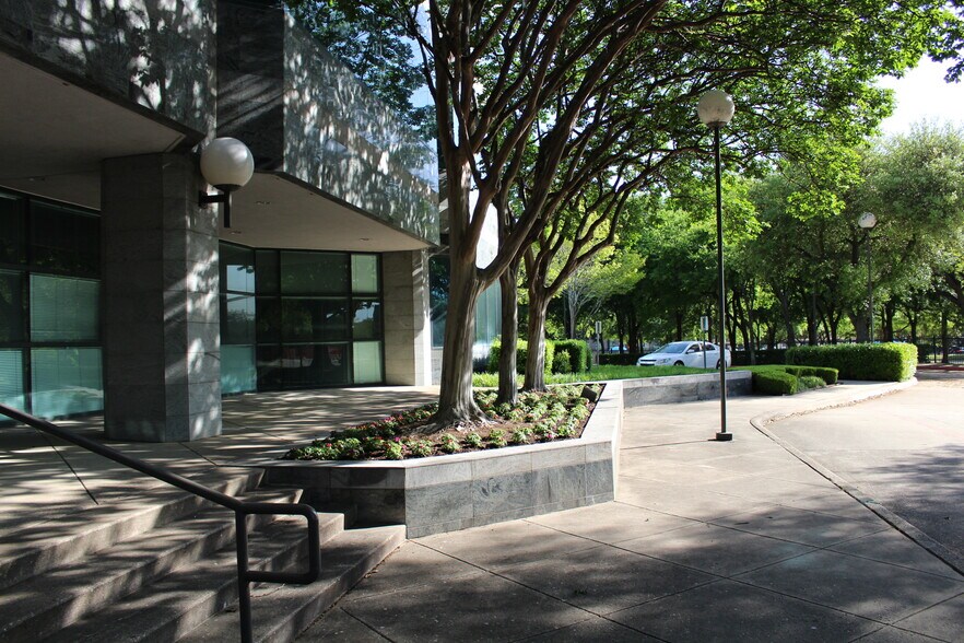 4949 Keller Springs Rd, Addison, TX à louer - Photo de l’immeuble – Image 2 sur 7