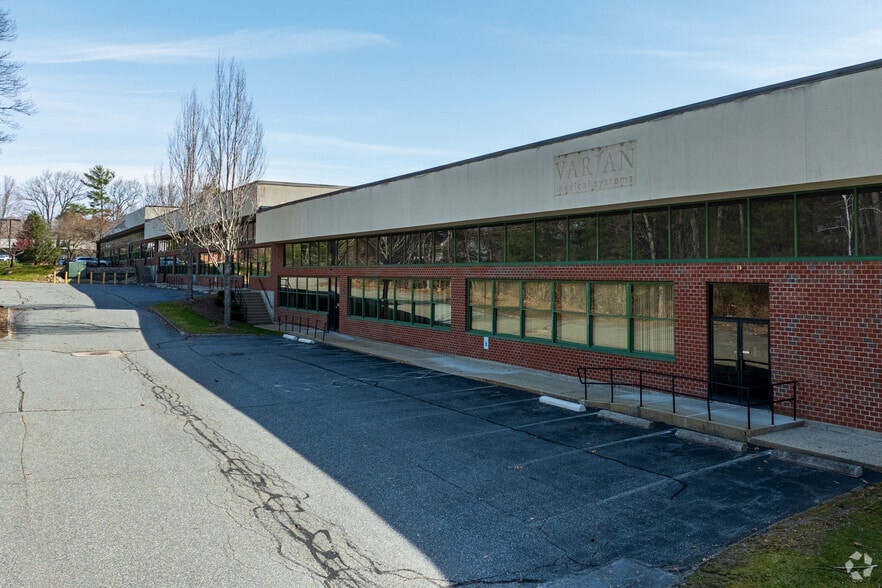 89 October Hill Rd, Holliston, MA à louer - Photo de l’immeuble – Image 3 sur 15