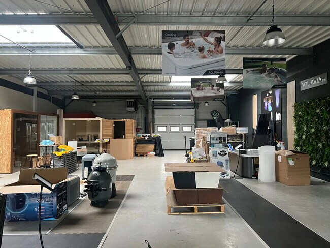 Plus de détails pour Local d'activités à louer