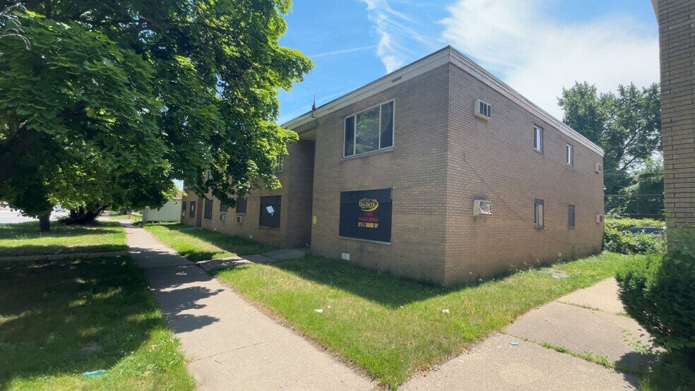 11180 E Seven Mile Rd, Detroit, MI à vendre - Photo de l’immeuble – Image 2 sur 11