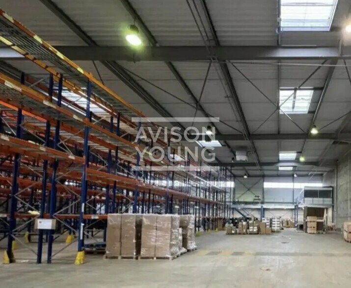 Local d’activités dans Lieusaint à louer - Photo intérieure – Image 2 sur 3