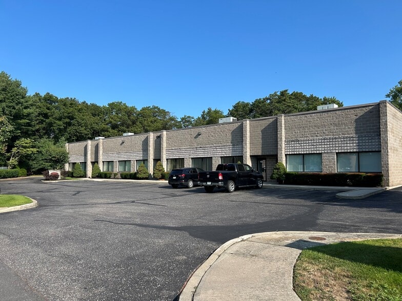 131 Gary Way, Ronkonkoma, NY à louer - Photo de l’immeuble – Image 1 sur 12