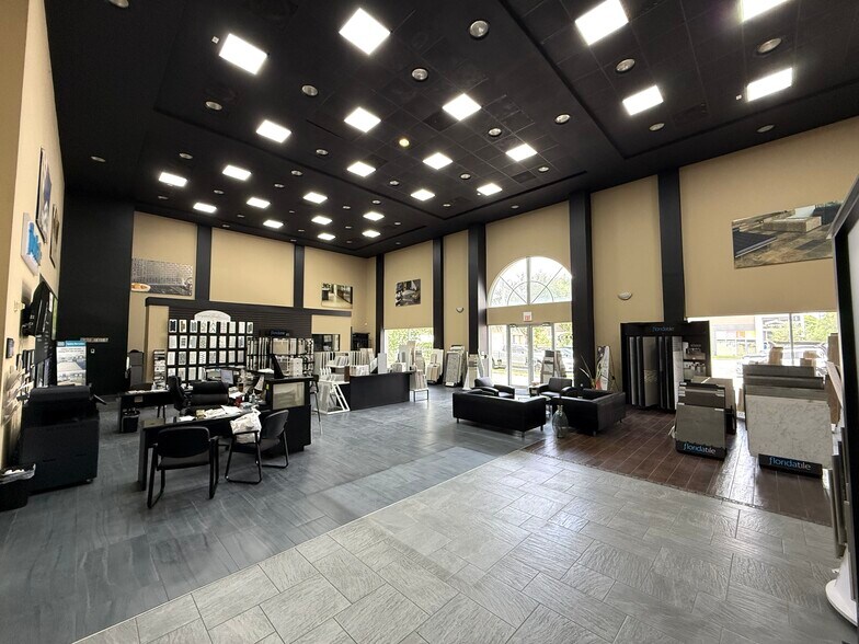 3075 NW 79th Ave, Doral, FL à louer - Photo de l’immeuble – Image 3 sur 10