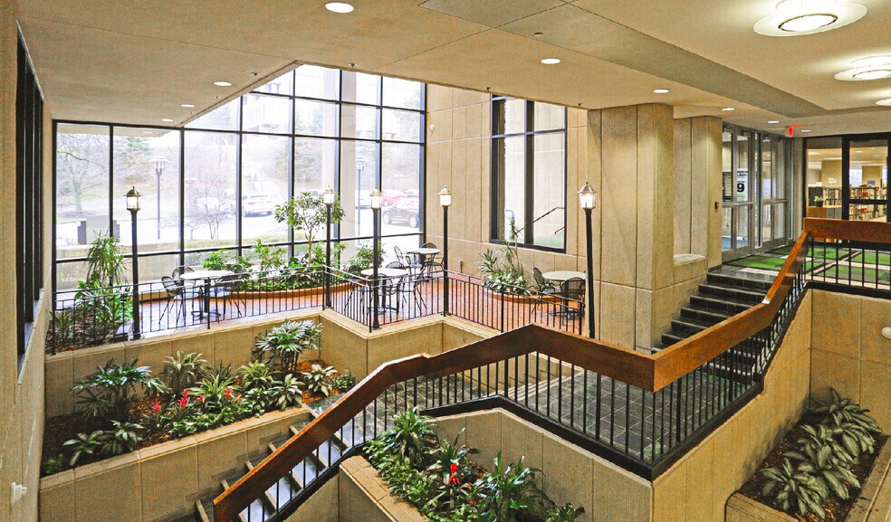 750 Holiday Dr, Pittsburgh, PA à louer - Hall d’entrée – Image 3 sur 19