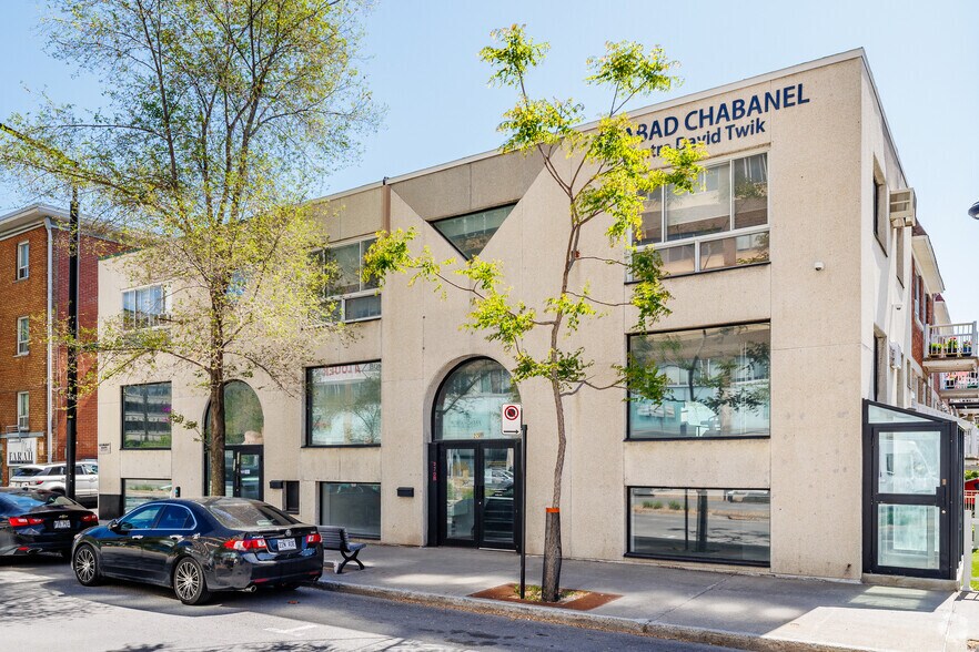 270 Rue Chabanel O, Montréal, QC à louer - Photo de l’immeuble – Image 1 sur 3